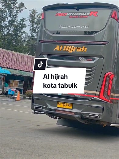SIAPA YANG TIDAK KENAL DENGAN BUS AL HIJRAH INI, BUS INI MENAWAR CLASS PREMIUMNYA. PO Al Hijrah menawarkan beberapa kelas premium dengan konfigurasi berbeda, terutama dengan bus bodi Laksana Legacy SR3 Neo Series, yaitu kelas Suites Combi (kombinasi kursi eksekutif dan sleeper) dan Suites Class (seluruhnya sleeper), serta kelas terbaru mewah Presiden Class dengan kursi full rebahan VIP di depan, ditambah kelas sleeper lainnya seperti Single Sleeper, Double Sleeper, dan Double Legrest, yang semua