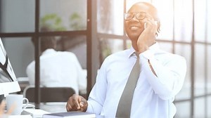 Ein Mann an einem Arbeitsplatz am: Stockvideos & Filmmaterial (100 % lizenzfrei) 3438843991 | Shutterstock