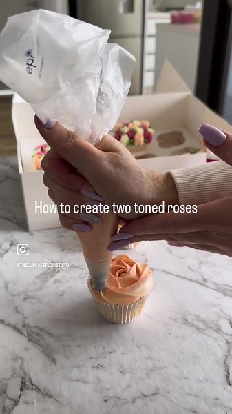 Two Tone Roses with Wilton 2D Nozzle | Cupcake Florist Tutorial