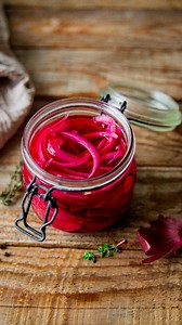 👇👇👇Recette de pickles d'oignons rouges (et gingembre) C'est parti pour une recette qui mettra de la couleur et de la saveur dans vos assiettes. J'aime tellement les oignons et préparer de cette façon c'est juste un bonheur. Ici j'ai ajouté du gingembre car j'adore ça et le combo est vraiment sympa. Pour un petit bocal 🌱2 oignons : 250g à 300g d'oignons rouges 🌱130 g de vinaigre de cidre (attention car certains vinaigres contiennent de la caseine de lait ) 🌱170g d'eau 🌱30g de sucre 🌱1 cc 