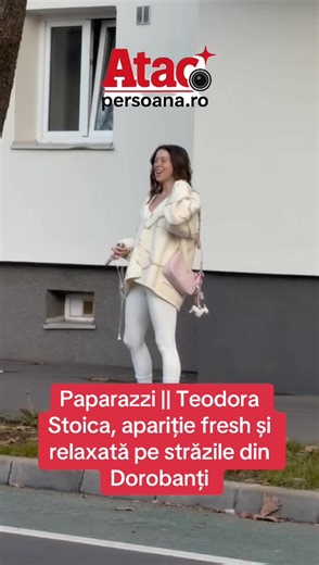 Zâmbitoare, sigură pe ea și cu un aer degajat, Teodora Stoica a fost surprinsă de paparazzi într-un moment firesc de zi cu zi, pe una dintre străzile cochete din Dorobanți. Fiica lui Mihai Stoica, managerul de la Steaua București, a atras privirile nu prin opulență, ci prin naturalețe. Îmbrăcată într-o ținută sport-casual bine aleasă, Teodora a optat pentru colanți albi mulați, care îi pun în evidență silueta suplă, asortați cu sneakers albi, comozi, dar moderni. Puloverul oversized, în nuanțe d