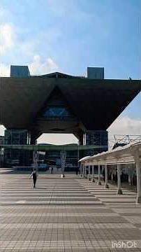 東京ビッグサイト：チタン外壁に反射する9月の熱光。逆ピラミッドが作る深い影の事実。風景の記録。✨ Mega Structure.