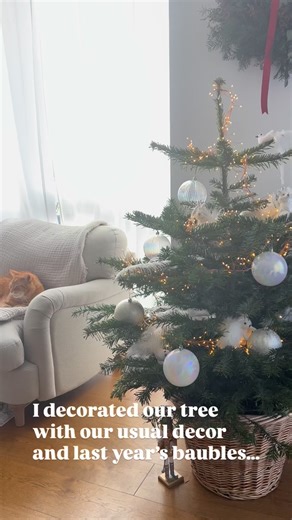 This year’s tree story ✨ I decorated our tree with our usual decor and last year’s baubles… but a few days ago I made a wreath with a simple red bow, and I fell in love with that look. ❤️ So I undecorated the whole tree and started again — this time just adding red bows. Minimalistic, simple, and so perfectly festive. 🎄✨ Sometimes less really is more. 🎀 #myhyggeshop #hygge #cosy #hyggehome #scandi #minimaliststyle #redbow #christmastree #red #wreath | My Hygge Shop