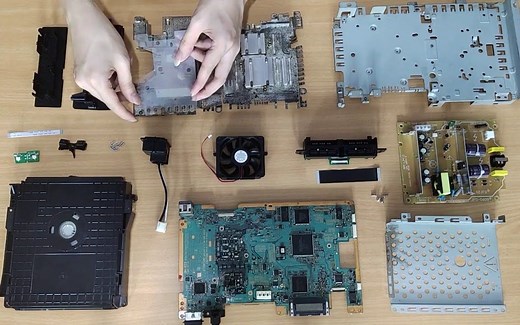 用一堆备件组装一台完整的索尼Playstation2游戏机 PS2