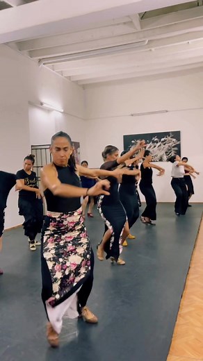 Así terminamos nuestra semana flamenca 🔥 ¡Dejándolo tido! Nuestras flamencas del nivel Intermedio alto✨ ¡Ole todas! Material coreográfico de Concha Jareño. ¡Feliz Viernes! #flamenco #flamencoperu #escuelaflamencomargaritavillalobos #bailaoras #flamencas #flamencodancer #dance #dancer #danza #arte #arteflamenco #baileflamenco #parati #bailaora #cultura #flamencodance