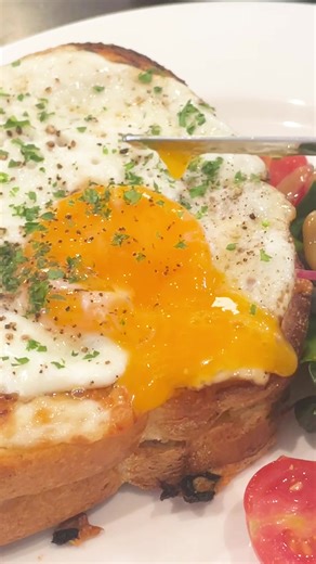 There’s a cheeky international #French delight that I’m in love with in the Coffs City Centre … and it’s the #croquemadame at Miquette in Coffs Harbour!! I just had to ask Ed what the secret was… wait til you hear! #joyfulfood #coffscitycentre #coffscoastnsw What other secrets do you want to hear?