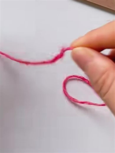 Easy Single Crochet Cord Method Visit https://www.dailycrochet.com/ for more FREE patterns and tutorials,