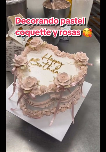 Decorando pastel coquette y rosas 🥰 #chantilly #cakes #decorando #vintagecake #pasteleriamexicana