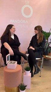 Willkommen zur neuen Pandora Styling Academy 😍! Hier zeigen wir Euch ab sofort in kurzen Videos Styling-Inspirationen, teilen Tipps & Tricks rund um Pandora: Heute geht's los mit unserem T-Bar Bracelet: 1 Teil – 3 Styles! Lasst Euch von den Styling-Variationen inspirieren 💃👏 Wie stylt Ihr Euer T-Bar Bracelet am Liebsten? Zeigt es uns! Alle Produkte aus dem Video findet Ihr hier: Style 1 - Clean im Metal-Mix T-Bar Bracelet in Pandora Rose: https://go.pandora.net/3mQDMiJ T-Bar Bracelet in Sterl