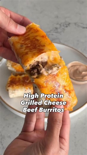 HIGH PROTEIN, LOW CALORIE grilled cheese beef burritos 🤤 🧀 🌯 Macros (for 2 burritos) ⬇️ 486 calories 47g protein 42g carb 23g fat 30g fiber Comment “burrito” and I’ll send 10 random people my weight loss recipe ebook for FREE 🫡 Filling (6 burritos) ⬇️ ➡️ medium heat pan 1 lb ground beef 1 tsp salt 1/2 tbsp taco seasoning 1/4 cup lite cream cheese 1/4 cup tbsp taco sauce 42g reduced fat Mexican cheese 45g diced green chiles Chipotle sour cream (6 burritos) ⬇️ 2 tbsp lite sour cream 1/2 tsp ch
