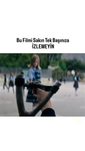 Sifir TV on Instagram: "🎬Film; Ouija: Kötülüğün Kökeni /Ouija: Origin of Evil Daha Fazlası İçin Sayfamızı Takip Etmeyi Unutmayınız @sifir.tv 👈 🎞️Konusu; 1967 Los Angeles’ında, kocasını kaybetmiş bir anne olan Alice Zander (Elizabeth Reaser), iki kızı Paulina (Annalise Basso) ve Doris (Lulu Wilson) ile birlikte, evlerini sahte bir ruh çağırma seansları stüdyosuna çevirerek geçimini sağlamaktadır. İşi daha «gerçekçi» hale getirmek için bir Ouija tahtası satın alır. Ancak, gerçek bir iletim arac