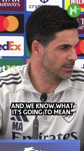 Journalist gives a bottle of mezcal to Mikel Arteta for winning the Premier League 👏🏻