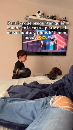 “Mi hijo mayor bien valiente dando golpes… hasta que el chiquito lo voltea a ver y sale corriendo porque sí, en esta casa el menor es el verdadero peligro 😂🥊👶” #MamásDeTr3s #VidaDeMamá #ElMenorManda #HermanoMayorConMiedo #CaosFamiliar #HumorDeMamá #HermanosReales #MamásDeNiños #ModoHuida #HermanosPeleando #MamáEnAprietos #ComediaFamiliar #SoloEnMiCasa #NiñosConPersonalidad #MamáReportera #DramaFamiliar #NiñosDeHoy #HistoriasDeHermanos #NoEstoySola #CriandoVarones #RealidadDeMamá #CasaDeLocos 
