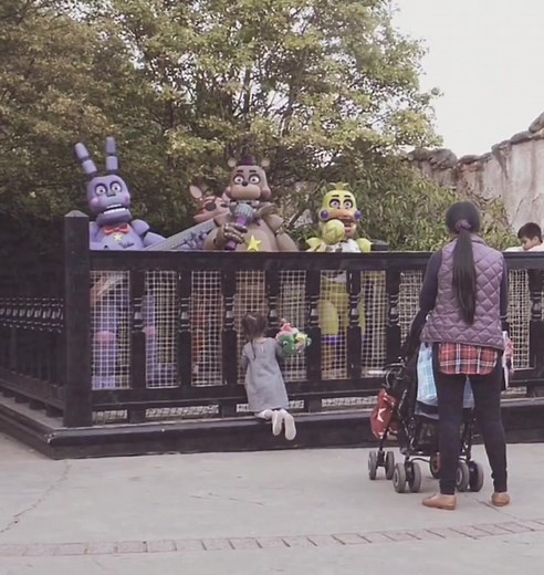 Five Nights at Freddy's Cosplay Animation by Da Regular Sauce & Bubblegummonsters