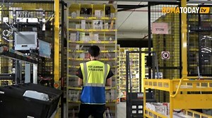 VIDEO | Dentro lo stabilimento Amazon di Passo Corese, dove gli operai pensano e i robot lavorano