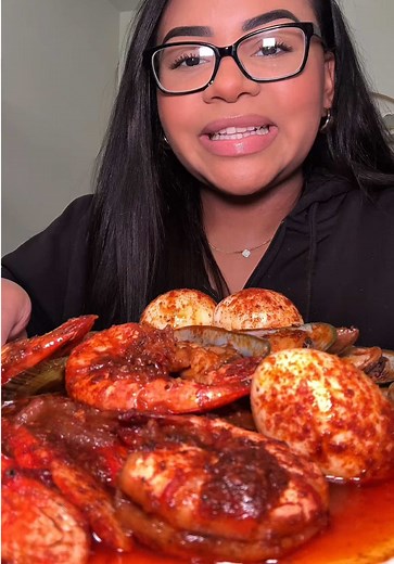 Messy seafood boil Mukbangs . . . . . . . . . #asmrfood#bigbites#foodie#yummy#messy big back messy Mukbangs chilli cheese dogs lasagne pasta chipotle burgers buldak samyang carbonara ramen noodles burger whopper McDonald’s Taco Bell chipotle creamy pasta dessert pastries fruit cookies brownies dessert cake.