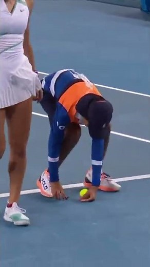 Ball Girl removes a bug from court at Australian Open🪲| Eurosport Tennis | #shorts