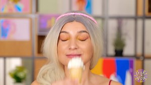 409K views · 8.8K reactions | Quieres salir con tu AMORCITO 殺. Pero tu HERMANA MENOR es un monstruo de verdad  ¡y arruina todos tus planes! Ella entra en tu habitación sin permiso , usa todo tu MAQUILLAJE , toma tus cosas ... ¿Arruinará todo tu verano? | La La Vida | Facebook