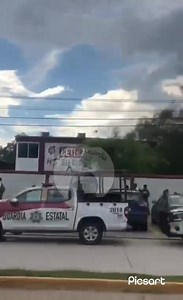 ¡¡ PROTESTA DE ALUMNOS EN EL CETIS 78 TERMINA CON ACTOS VANDÁLICOS !! Un grupo de alumnos del Cetis 78 realizaron una protesta la tarde de este miércoles contra el director del plantel, Julio César Barrón Morales, por presuntos actos impropios contra dos alumnas, misma que se salió de control ya que realizaron actos vandálicos al romper ventanas de la escuela ubicada en la colonia Tampico-Altamira, además de agredir al maestro que tuvo que ser resguardado por elementos de la Guardia Estatal, arr