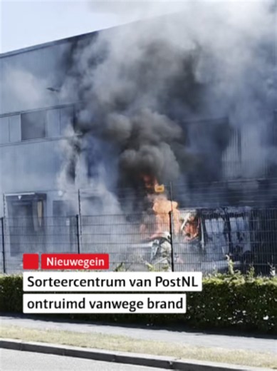 Omdat het voertuig dicht tegen de gevel stond, sloegen de vlammen al snel over op het gebouw. #rtvutrecht #nieuwegein #brandweer