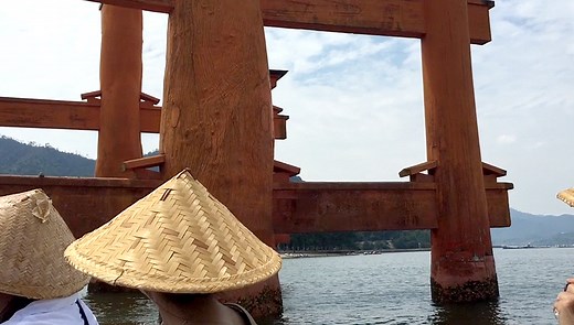 宮島・厳島神社の大鳥居は船でくぐれる！特別な体験を動画でもどうぞ | 知って得する！お役立ちCLIP