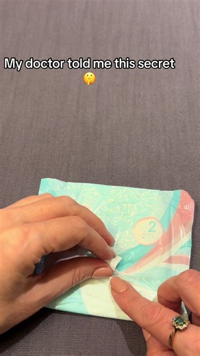 OMG 😱 My doctor told me this secret! 🤫 I make a simple homemade compress using a sanitary pad. I apply menthol and honey 🍯 to the sticky side, place a bay leaf on it, and then apply it to the area. Have you ever heard of this trick? 👀 #lifehacks #healthtips #momhack #advice #homehack