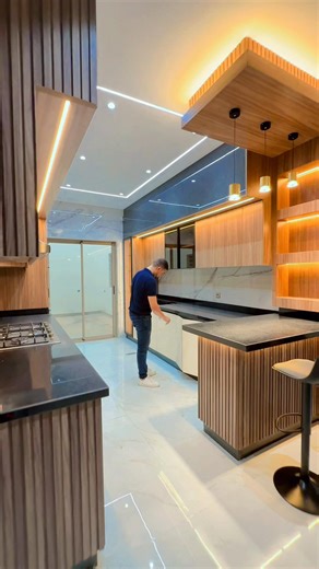 Cuisine moderne avec finition MDF et éclairage LED intégré Élégance et qualité dans chaque détail.