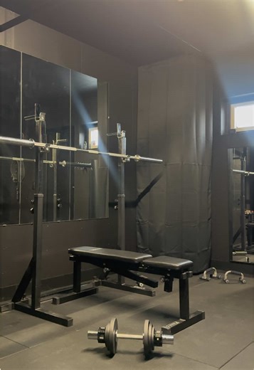 FÖRE & EFTER???😳🫟🖤 vad tycker ni??? Det är inte helt klart men förändringen hittills är ändå ganska stor.🤭🏋🏽‍♀️ #inredning #renovera #husrenovering #inredningstips #budgettips