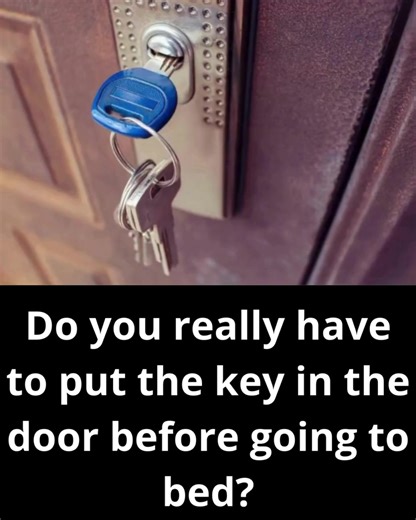 This gesture may seem harmless, but a locksmith explains why it’s better to avoid it… See more in the first comment 👇 | GreenLife Guides