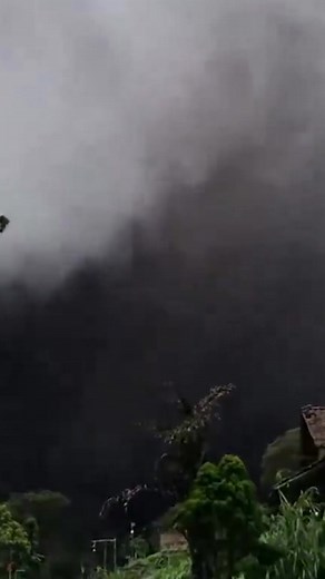 📹 The eruption of the #Merapi volcano 🌋 causes havoc in Indonesia. The powerful eruption has raised large clouds of smoke and volcanic ash, which is spreading with strong winds. There have been no fatalities. | Meteored