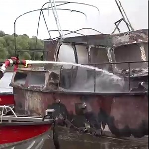 Ein brennendes Sportboot hat auf der Elbe im Landkreis Harburg einen Großeinsatz der Feuerwehr ausgelöst. Die beiden Insassen seien leicht verletzt gerettet worden. Ungefähr 70 Feuerwehrleute aus Niedersachsen und Hamburg waren im Einsatz. 🔥🚒 | NDR Niedersachsen