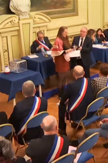 Retrouvez mon premier discours en tant qu’élue d’opposition du groupe @ClichyInsoumise lors du conseil municipal d’installation le 27 mars 2026. Il nous a été demander de voter les pleins pouvoirs pour le maire …