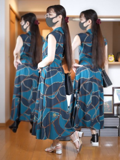 グリーンのノースリーブのワンピースのコーデです、後半はデニムのミニスカートです#ファッション #コーデ #fashion #longhair #地毛 #タイツ #黒タイツ #ブーツ #ミニスカート #ノースリーブ #ハーフアップ #サンダル