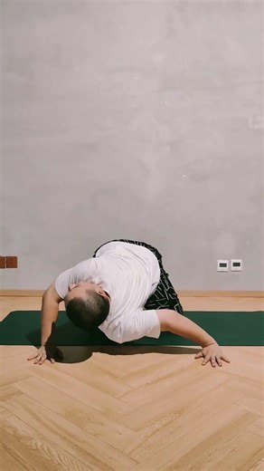 The spine twisted like a pretzel#Spinal health#Spinal torsion#Relax your waist and keep yo