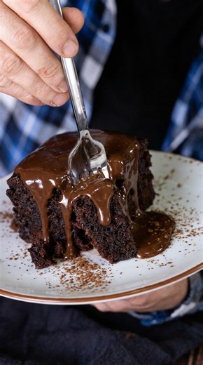 Panagiotis Papadakis on Instagram: "💾Save this recipe for later HERE ⤵️ Κάνε 1 👍 και άσε μια ❤️ αν σου άρεσε η συνταγή και ακολούθησε για περισσότερες! Αφράτο Σιροπιαστό Σοκολατένιο κέικ μόνο με 1 κούπα Αν θες έξτρα σοκολατένιο αποτέλεσμα μπορείς να λιώσεις κουβερτούρα και να καλύψεις από πάνω το κομμάτι. Υλικα 2,5 κούπες αλεύρι που φουσκώνει 370 γρ 5 μέτρια αυγά 1 κούπα ζάχαρη 220 γρ 1 κούπα ηλιέλαιο 220 γρ 1 κούπα γάλα 250 γρ 5 κ.σ. κακάο 50 γρ 2 βανιλίνες -- 2 κουτάκια ζαχαρούχο γάλα 800 γρ