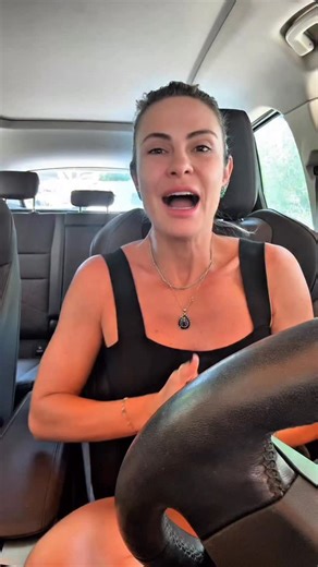 Maria Flavia on Instagram: "👀 A forma como você paga uma conta diz muito mais sobre sua relação com o dinheiro do que qualquer afirmação bonita. Não adianta falar de prosperidade e, na hora do boleto, sentir medo, tensão e escassez. O campo não responde ao que você diz, responde ao que seu corpo vibra repetidamente. Então, antes de “ganhar mais”, comece pelo básico: pagar com presença, consciência e segurança (sem drama, sem novela mexicana). Não é romantizar conta, é parar de treinar o corpo n