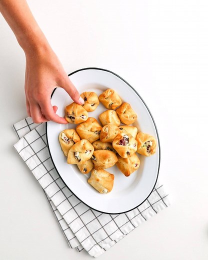 Wow your guests with these easy five-ingredient crescent bites. Cranberry-Cream Cheese Crescent Bites recipe: https://www.pillsbury.com/recipes/cranberry-cream-cheese-crescent-bites/893a09a7-1db8-4ffd-a593-3bc48b7d1d35?utm_medium=social&utm_source=facebook&utm_campaign=09_2018_standard?mktgimp=PBRBGCRESCNT | Pillsbury