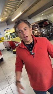 Tres leyendas. Tres personalidades. Un mismo espíritu. 🚐✨ Una Volkswagen Combi 21 Ventanas, ícono absoluto del coleccionismo. Una Doble Cabina, fuerza, historia y carácter en estado puro. Y una Panel personalizada, única, hecha para romper miradas y reglas. No son solo combis… son historias sobre ruedas, recuerdos que siguen vivos y piezas que ya no se repiten. 📍 Ya disponibles en La Bóveda de los Clásicos Plaza Portal Centenario 🕥 Lunes a viernes de 10:30 A.M. a 7:00 P.M. Ven a verlas, escuc