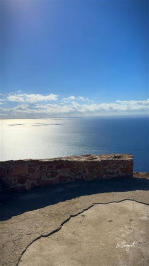 Découvrez le panorama exceptionnel depuis la Tour de Turghiu au sommet du Capu Rossu sur la commune de Piana en Corse du Sud. 🌄 Admirez le Golfe de Porto, les Calanques de Piana avec leurs falaises rouges, la plage d’Arone et la Réserve naturelle de Scandola inscrite au patrimoine mondial de l’UNESCO. Un panorama à 360° entre mer turquoise et maquis sauvage, emblématique de l’Ouest corse. 🏰🌊 #CapuRossu #Piana #CorseDuSud #TourDeTurghiu #Panorama #corse | Corse