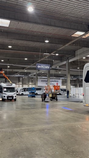 188 reactions · 18 shares | De første autocampere er begyndt at ruller ind!  Der sker ting og sager i hallen, de første vogne er begyndt at finde deres pladser, og hallen fyldes langsomt op. Snart står alle autocampere klar, skinnende og klar til at inspirere dig til din næste rejse. Vi kan næsten ikke vente med at byde jer velkommen til en weekend fyldt med oplevelser, inspiration og autocamperglæde. Er du klar til at opleve det? ✨ | AutoCamper Show | Facebook