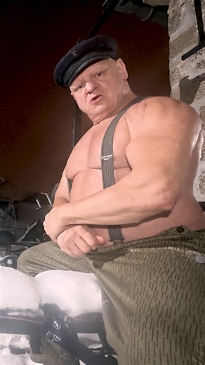 Käpt'n Rummelsnuff on Instagram: "Wintersport! Käpt'n Kühl - der Hofpumper. Der pumpt zu einem umgerummelten Lied aus der Feder von Frank Farian. @val_renay ist alle Boney-M.-Ladies in einer Person #valerierenay @noblesseobligemusic #berlin #paris Rummelsnuffs Version von #daddycool erschien auf dem Album "Himmelfahrt" 2011) #ebm #industrial #edm #workout #music #electronicmusic #german #winter #weights #strong #men #männer Achtung ZÜRICH Vorverkauf: https://www.petzi.ch/de/events/61008-helsinki