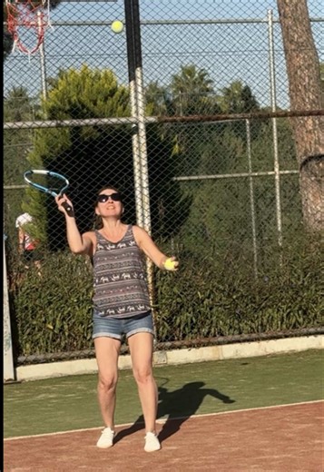 Две женщины сделали совершенно разные выборы. Одна выбрала стабильность - мужа, который не повышал голос, всегда возвращался домой вовремя и давал чувство безопасности. Но со временем её жизнь стала напоминать тихий аквариум: спокойно, предсказуемо… и немного душно. Без искры. Без огня. Другая выбрала безумную любовь - спонтанность, ночные поездки, сильные эмоции и страсть. Её жизнь была полна «бабочек в животе»…. но вместе с ними были слёзы, драмы и эмоциональные качели. Как фейерверк - ярко вс