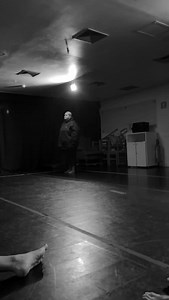 Hoje, no curso de teatro, tive meu primeiro contato com a dança Butô, uma expressão artística japonesa que surgiu após a Segunda Guerra Mundial e que rompe com os padrões estéticos tradicionais. No Butô, o corpo não dança para agradar. Ele dança para sentir, lembrar, provocar, libertar. Me identifiquei muito com os ideais do Butô. Foi só uma aula, mas dançar para os colegas de classe me fez reviver algo muito profundo. Foi como reencontrar uma parte de mim. Voltar a dançar, agora no palco do tea