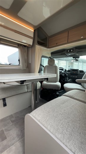 Schön modern von innen, oder? Der Ahorn Canada tf plus . #homeonwheels #camping #campervanlife #motorhome | Wohnmobil Van Wohnwagen