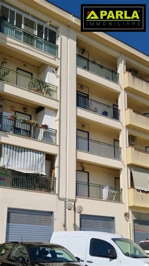 ✨ **STOP SCROLL** ✨ Questo **non è un appartamento**, è un **upgrade di vita** 😍 📍 **Canicattì – Zona Ospedale** 115 mq di **eleganza pura**, appena ristrutturato, al **3° piano con ascensore** 🚀 Parquet caldo sotto i piedi, bagni moderni da rivista, luce naturale che entra a volontà ☀️ 🛋️ Soggiorno ampio per momenti WOW 🍳 Cucina comoda (qui nascono grandi cene) 🛏️ 3 camere luminose per sogni XXL 🚿 2 bagni contemporanei 🌄 Balconi con **vista mozzafiato sulla vallata** 🚗 Box auto privato