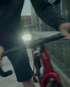 Don't get caught in the dark 🔦 Stay (b)right with Trek Commuter lights ☀️ 1000 lumens right at your fingertips to turn the darkest route into the brightest one. And with chargeback tech and wireless pairing, you'll be ready for the day ahead. Explore the Commuter lights and more: https://trek.bike/Commuter_Lights_f | Trek Bicycle