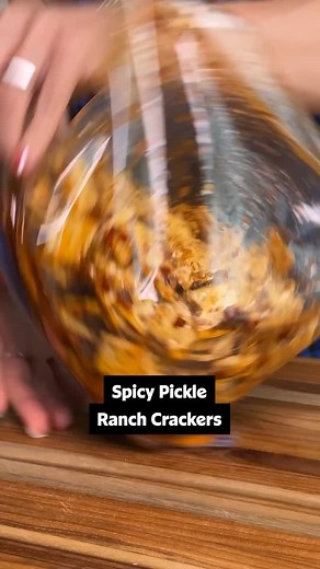 You’re never buying snack mix again! 🙅 These Spicy Pickle Ranch Crackers are basically the definition of delicious, so you NEED to save this recipe! 🥒 Ingredients: 1 16 oz box of mini saltine crackers 1 1/4 cup vegetable oil 1 packet ranch seasoning mix 1 Tablespoon paprika 1 Tablespoon dried dill 1 Tablespoon red pepper flakes 2 Tablespoons pickle juice Directions: In a large bowl add oil, ranch seasoning, paprika, dill, red pepper flakes and pickle juice. Mix until combined. Add saltines to