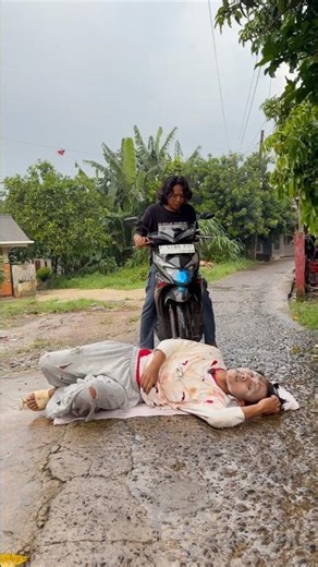 Gombel Tidur Di Jalan