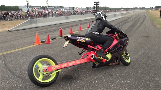 Les meilleures motos s’affrontent sur la piste de dragster