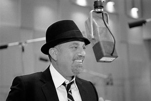 Amy Schumer & Jennifer Lawrence Dance On Billy Joel's Piano At Wrigley Field